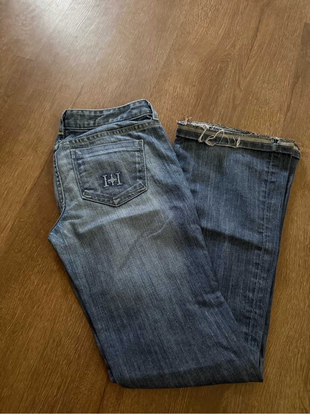 Women’s Washed Blue Wide-Leg Jeans with Embroidered Back Pocket